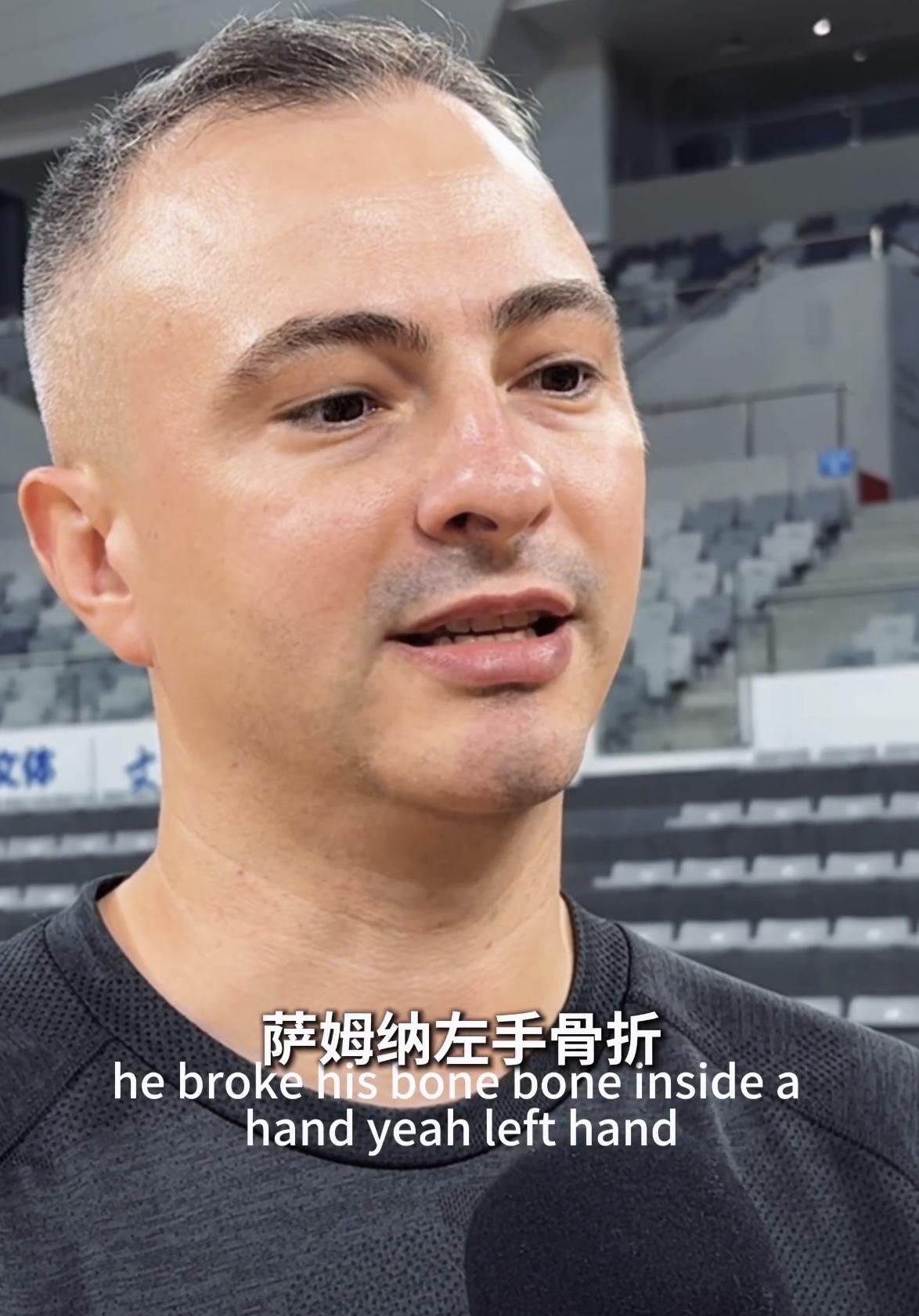 广东宏远主帅亚科夫列维奇今天在采访中曝出两大关键消息。
第一，外援萨姆纳确诊左手