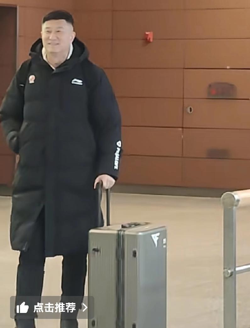 辽宁球迷喊口号，把杜锋整乐了，辽粤对抗就剩下这样的噱头吗？

很多人说抖音直播的