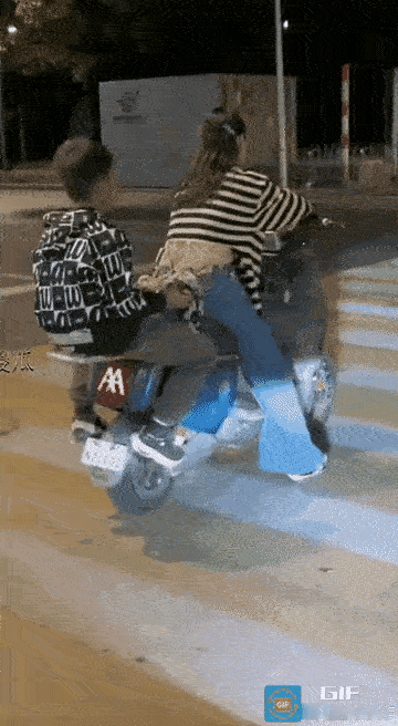 调皮的娃！
把妈妈好端端的衣服扯成这样，回家后免不了一顿胖揍！