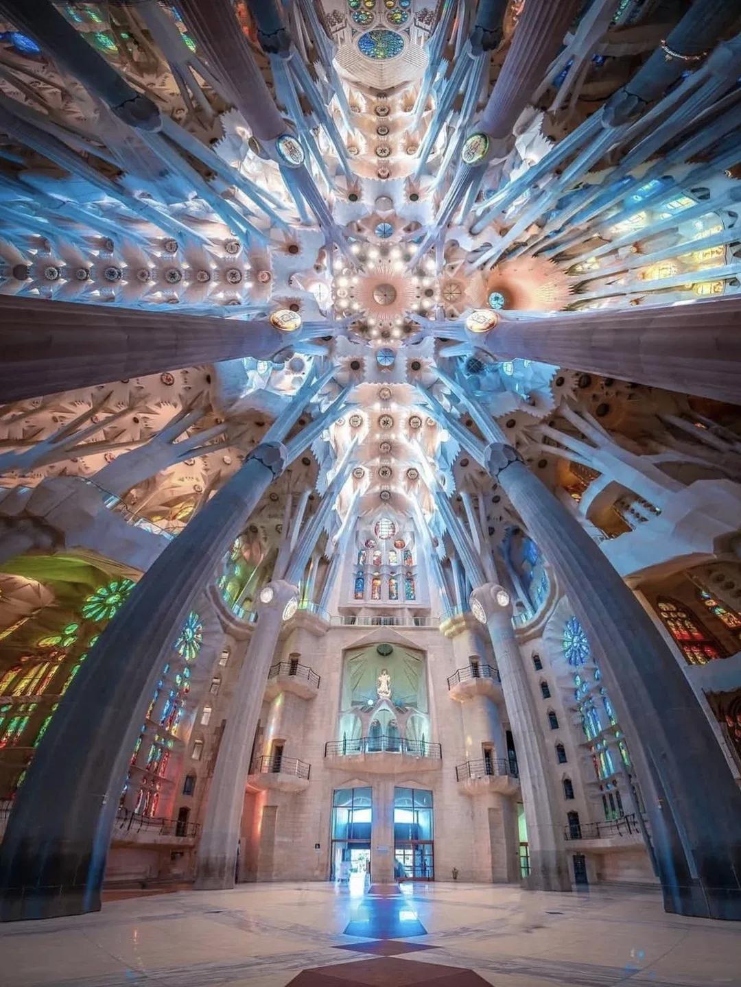 历时144年终迎封顶！圣家堂以172.5米成为全球最高教堂
 
当地时间2026