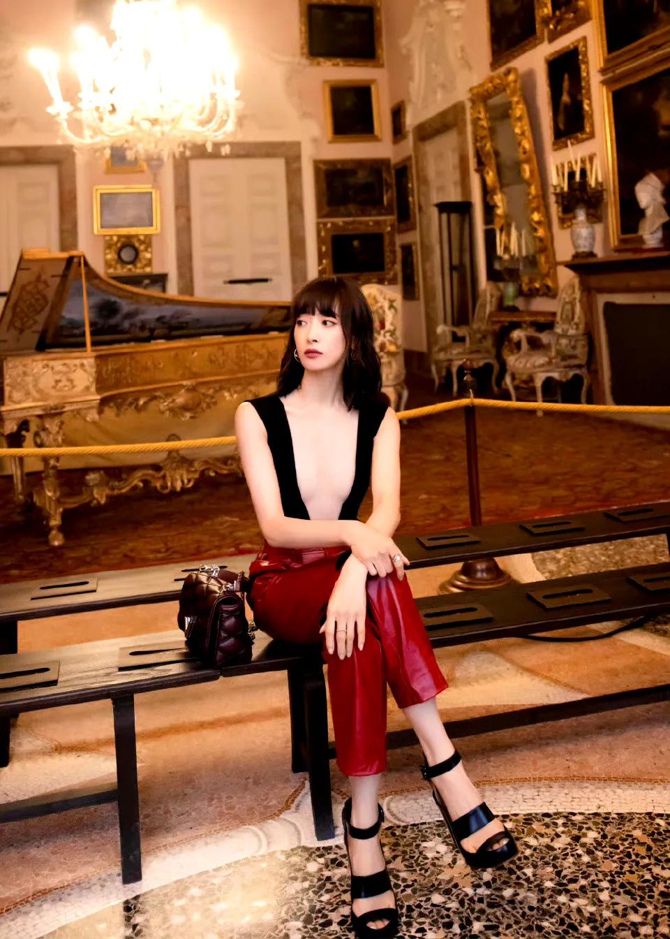 太尴尬了吧，
V字都开到肚脐了[笑哭]

     