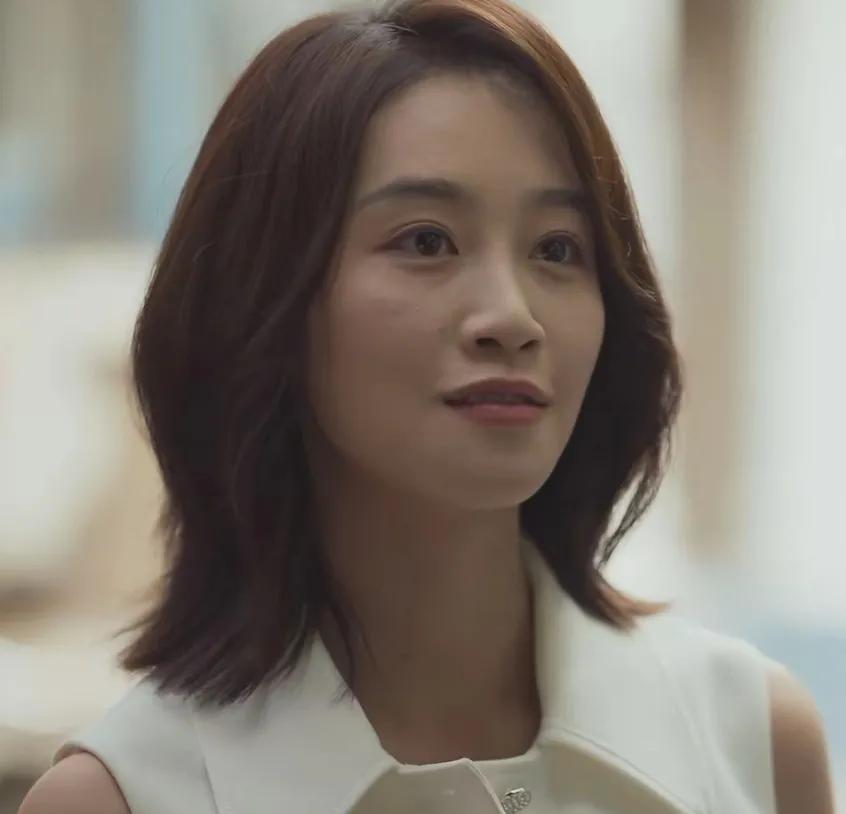 现在才知道
在玫瑰的故事里的那个关芝芝
原来是蓝盈莹演的
虽然戏份少
感觉演的还