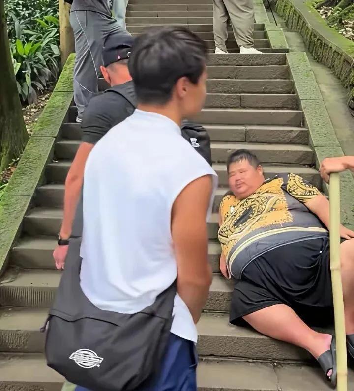 这种大网红是否符合社会主义核心价值观？
7月29日，343斤的吃播博主大胃袋良子