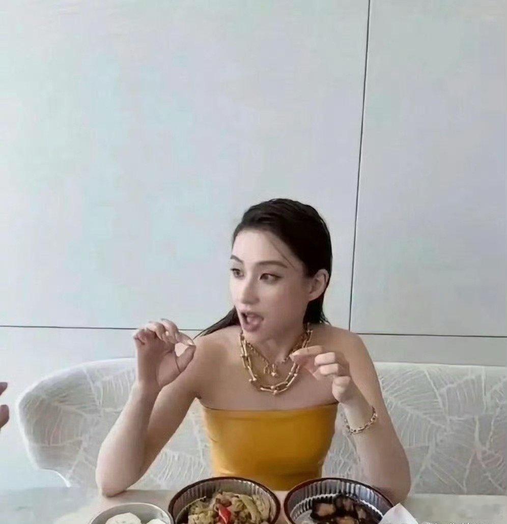 何超莲的下午茶，大金链配黄抹胸，正餐直接当下午茶，奢华感直接拉满，属实大开眼界了