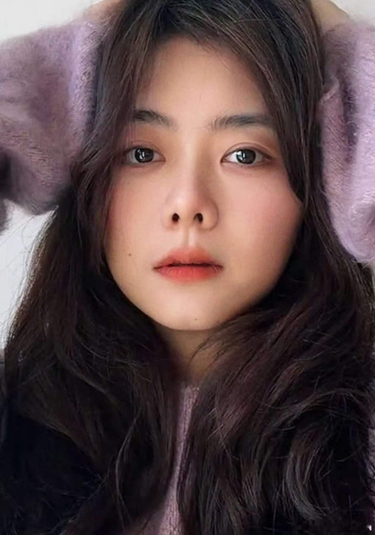 谭松韵紫色毛衣谭松韵紫衣三宫格谭松韵紫色毛衣，好美，