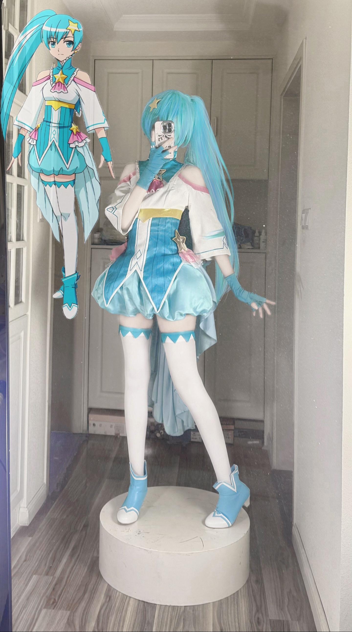 谁的童年 谁的姐姐。  一套衣服都是 家的