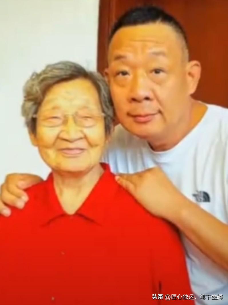 这就是于东来的母亲，张春兰，今年九十岁了，和同龄人比她长得很年轻，看上去也就七十