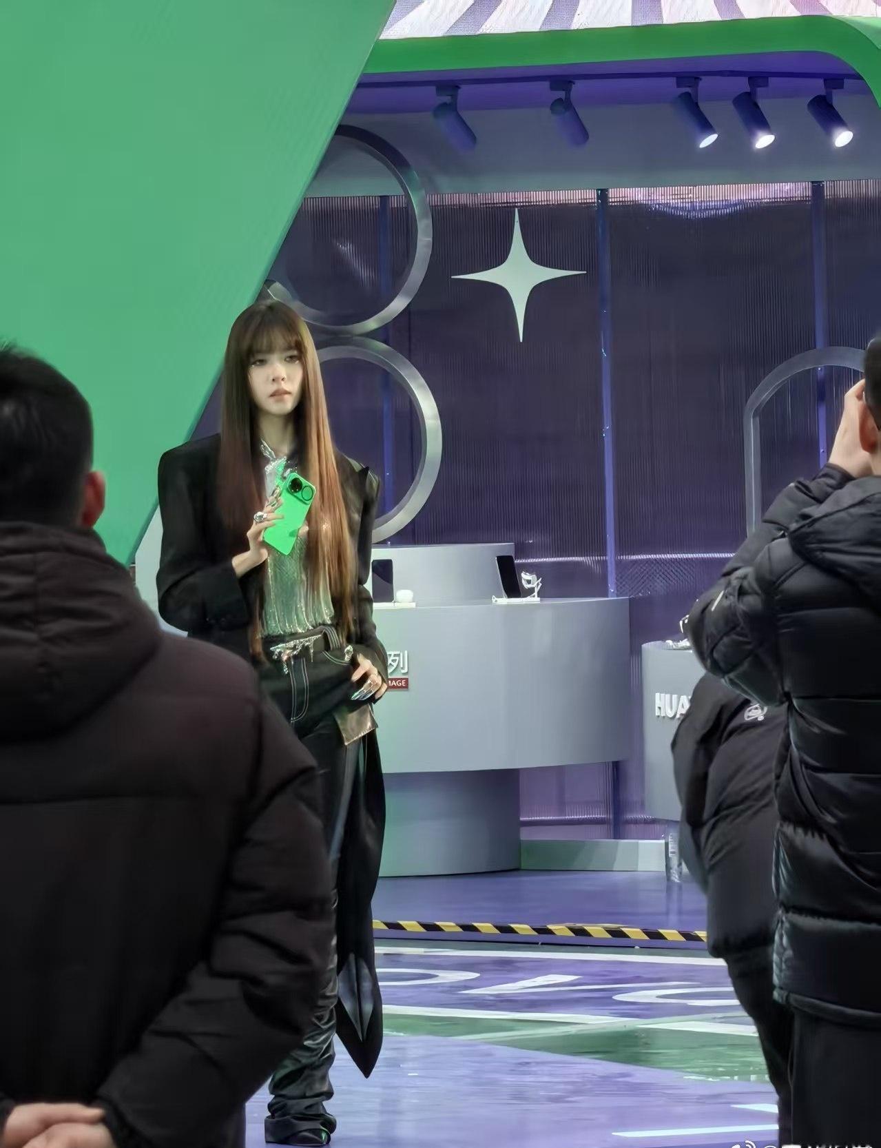 辣妹宋妍霏我笑纳了刷到宋妍霏的Y3K新造型直接被震撼，从发型到妆容再到穿搭，每一