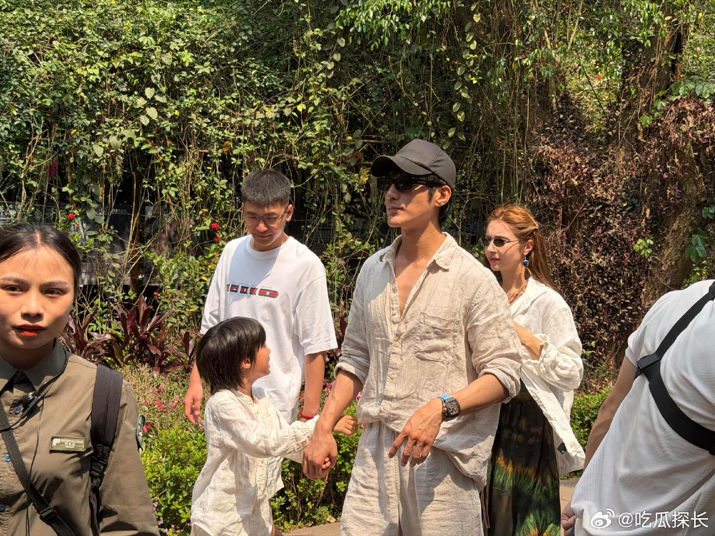 姜潮麦迪娜带孩子出游西双版纳偶遇姜潮麦迪娜一家 西双版纳偶遇姜潮麦迪娜一家，两个