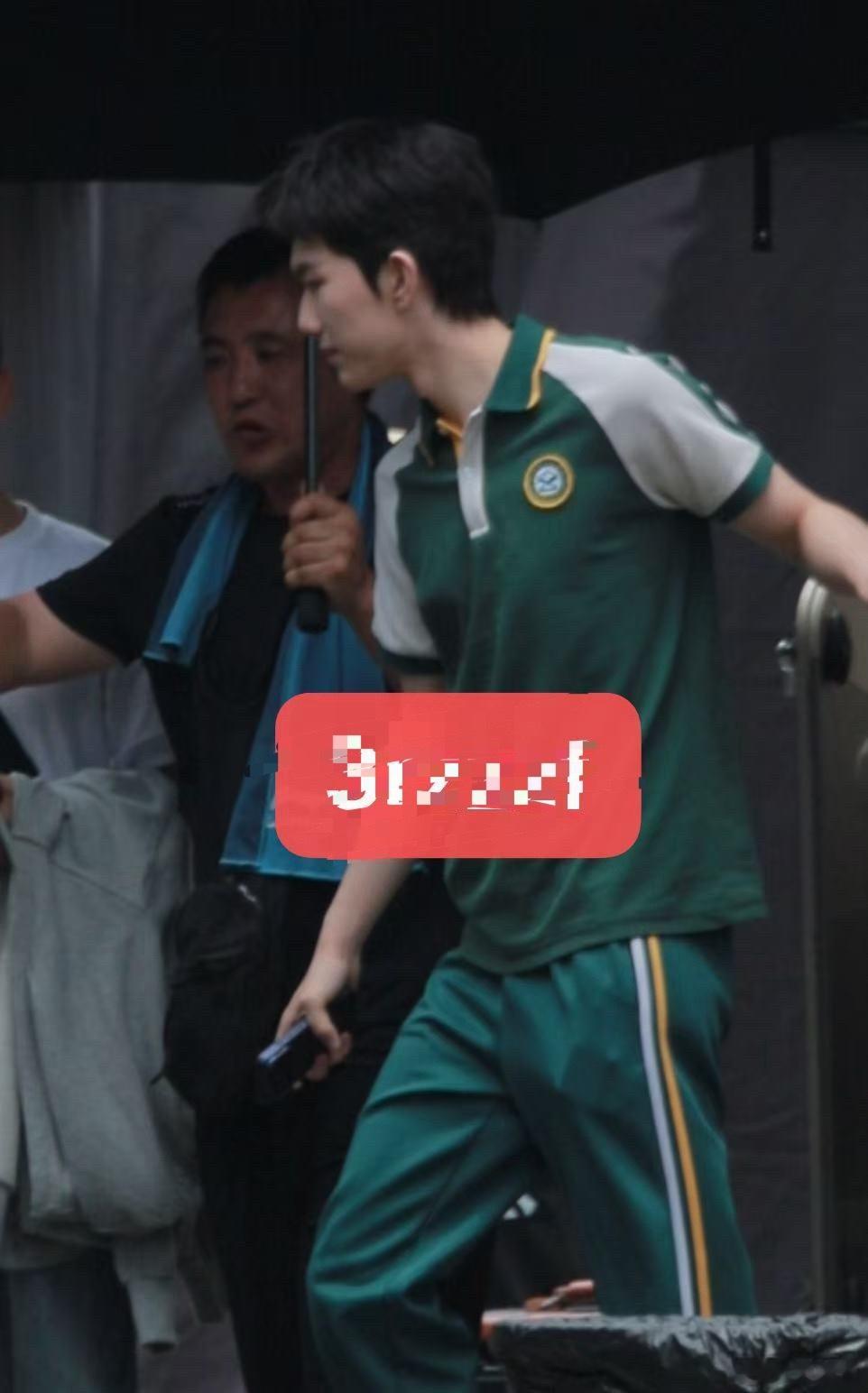 卧槽是校服吗 这码数也太小了吧！！！