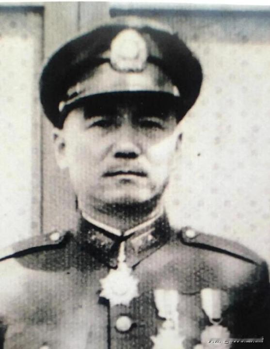 1949年12月，国军军长鲁崇义劝说参谋长何沧浪起义，然而何沧浪却涨红了脸，梗着