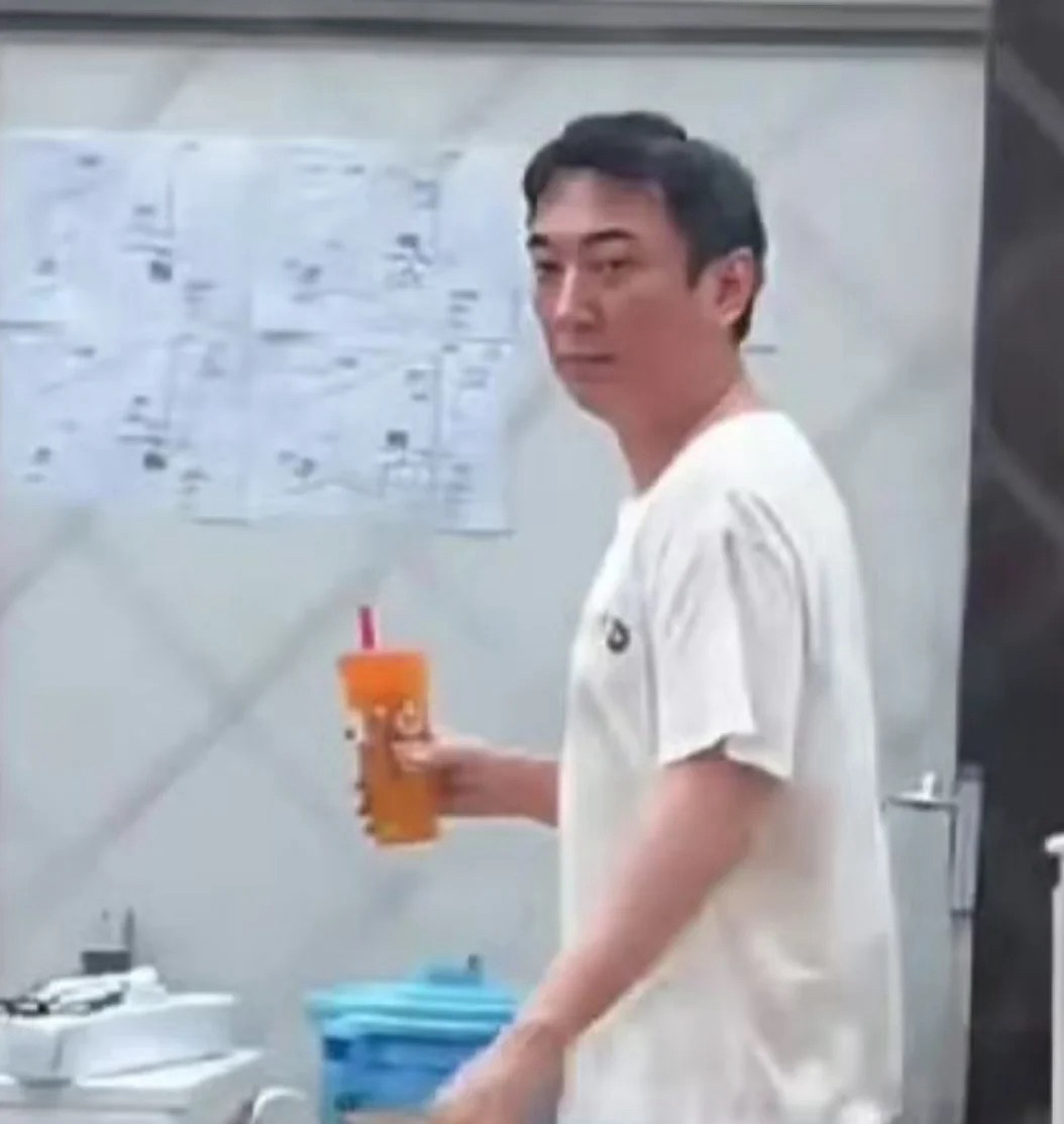 王校长养孩子都没钱了，喝雪王怎么了[doge]我看谁以后还瞧不起喝雪王的[哈哈]