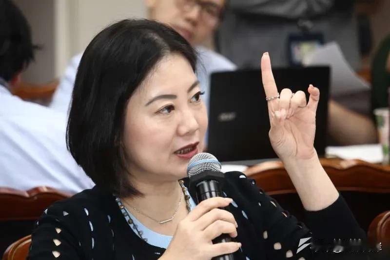 针对蔡英文当局下令禁止台湾旅行社组织赴大陆的旅行团一事，台湾蓝绿两大阵营的反应大