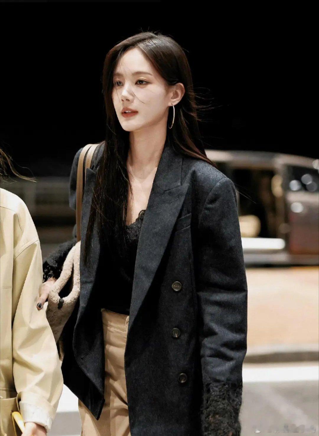 李一桐出发米兰时装周，穿灰色蕾丝边西服，溢出屏幕的姐感好美 ​​​