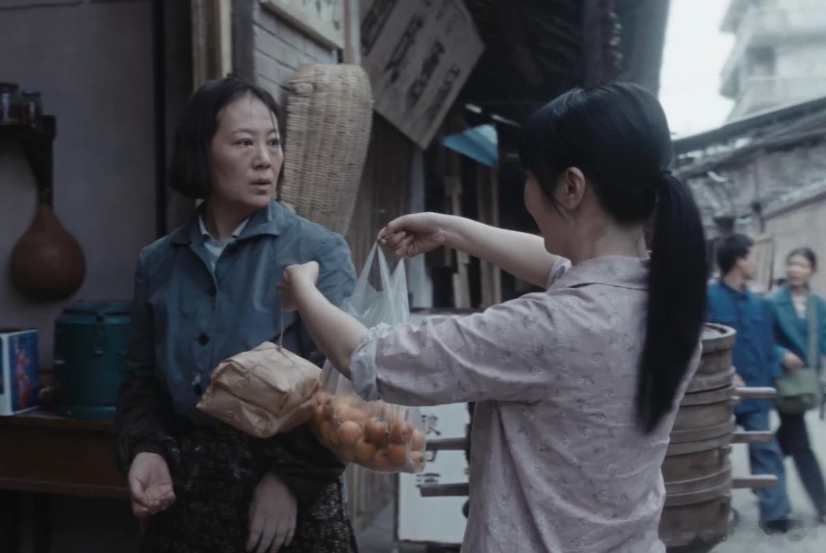 重器为抢生意当众扒女子衣服 看着女孩在街头无助地挣扎，那种被全世界抛弃的绝望感真