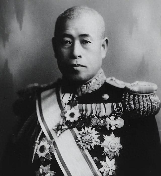 这事不对劲。
山本五十六在1943年4月18日换下穿了几年的白色军服，改穿草绿色