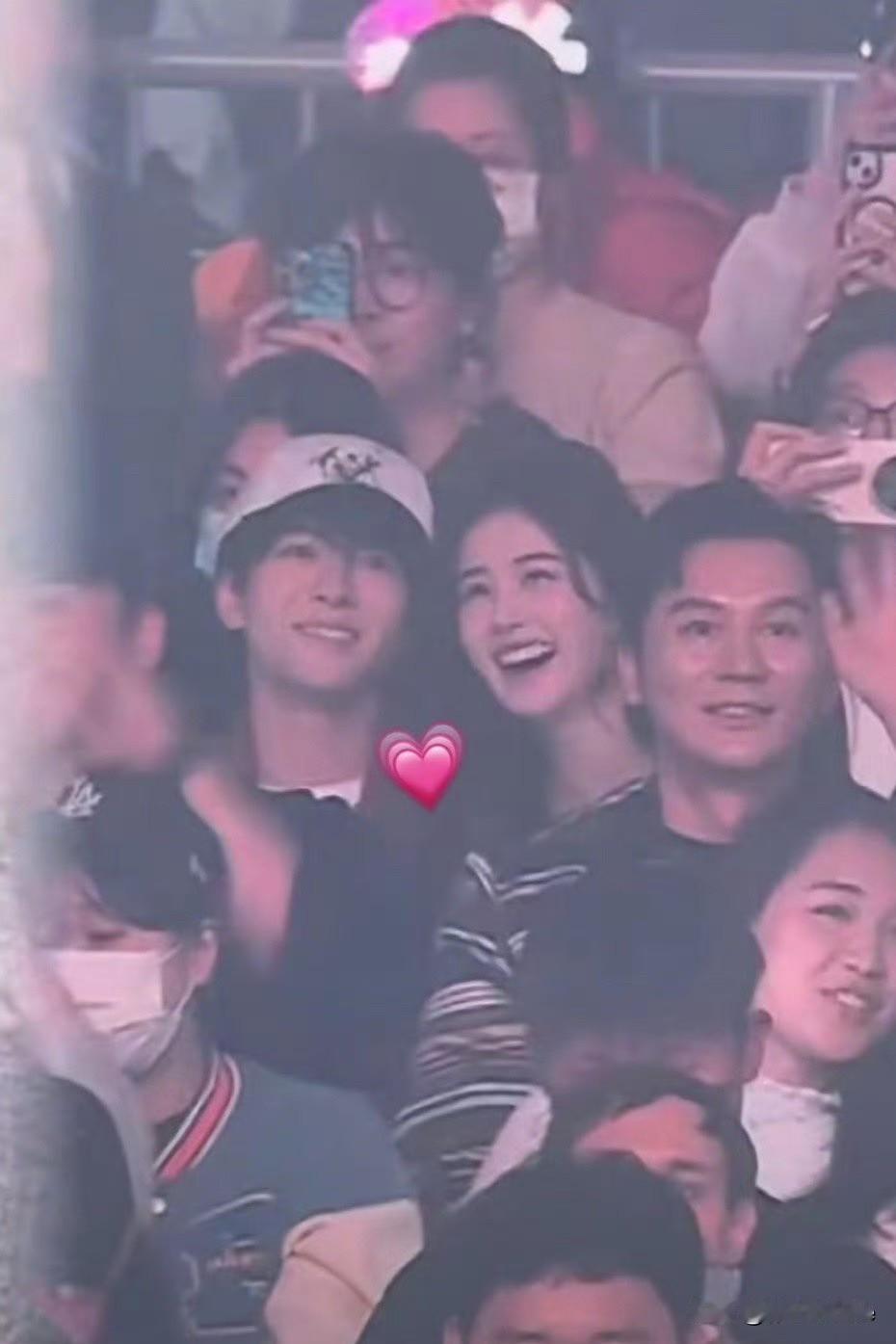 2月22日，白鹿曾舜晞近期多次私下同框
两人头靠头笑容灿烂看宋雨琦演唱会，结伴逛