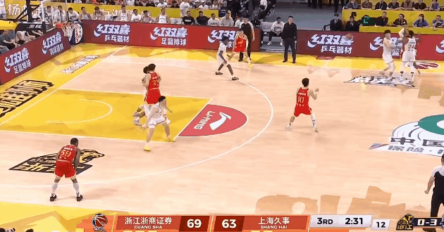 拒绝横扫！广厦终于支棱起来了，在今晚CBA总决赛G4的第三节比赛中，塔克罚球线跳