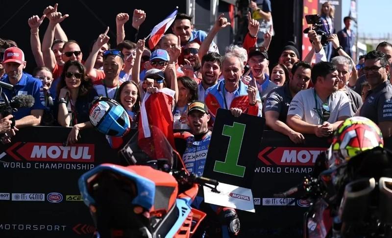 张雪睡了一觉醒来竟然收到了2个坏消息，第一个坏消息是香港总代理的820RR已经定