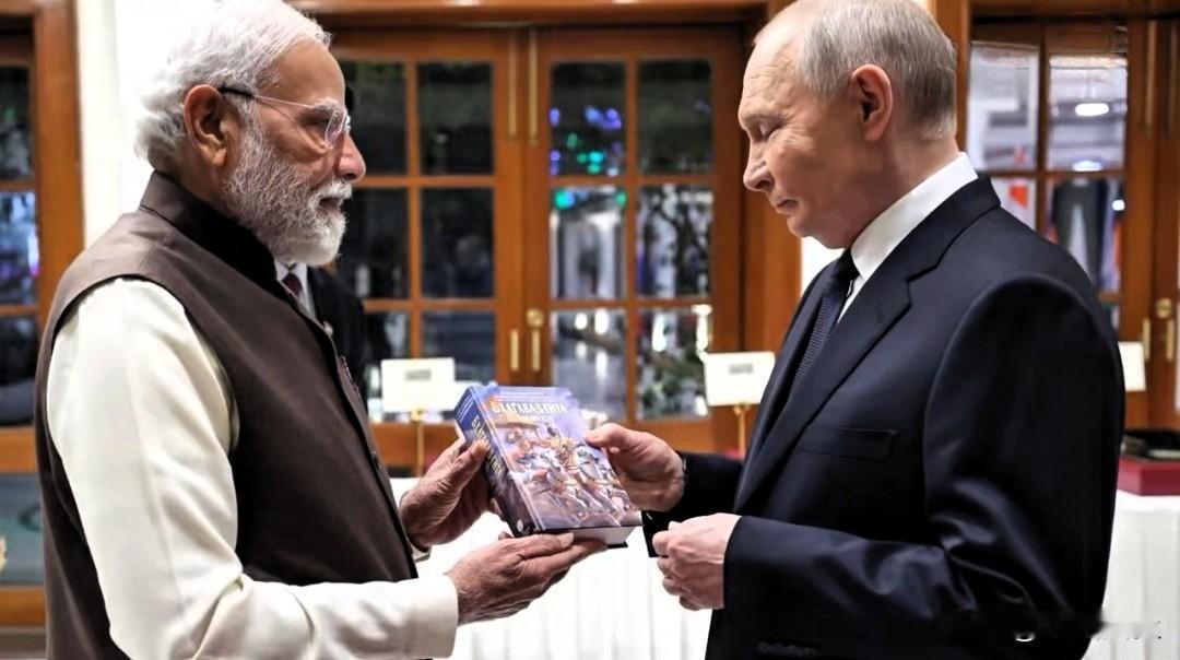 莫迪赠送了普京一本俄语版《薄伽梵歌》。