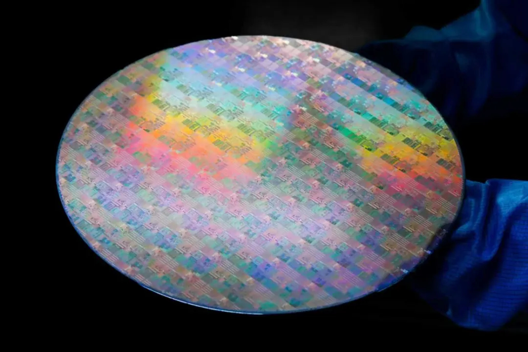 【国内首条12寸硅光芯片流片平台投用】 11月11日，据“中国光谷”微信公众号消