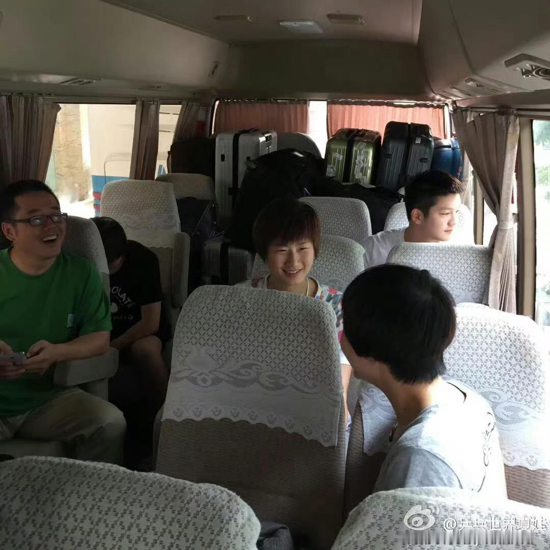 【男神忧郁的看着窗外】 