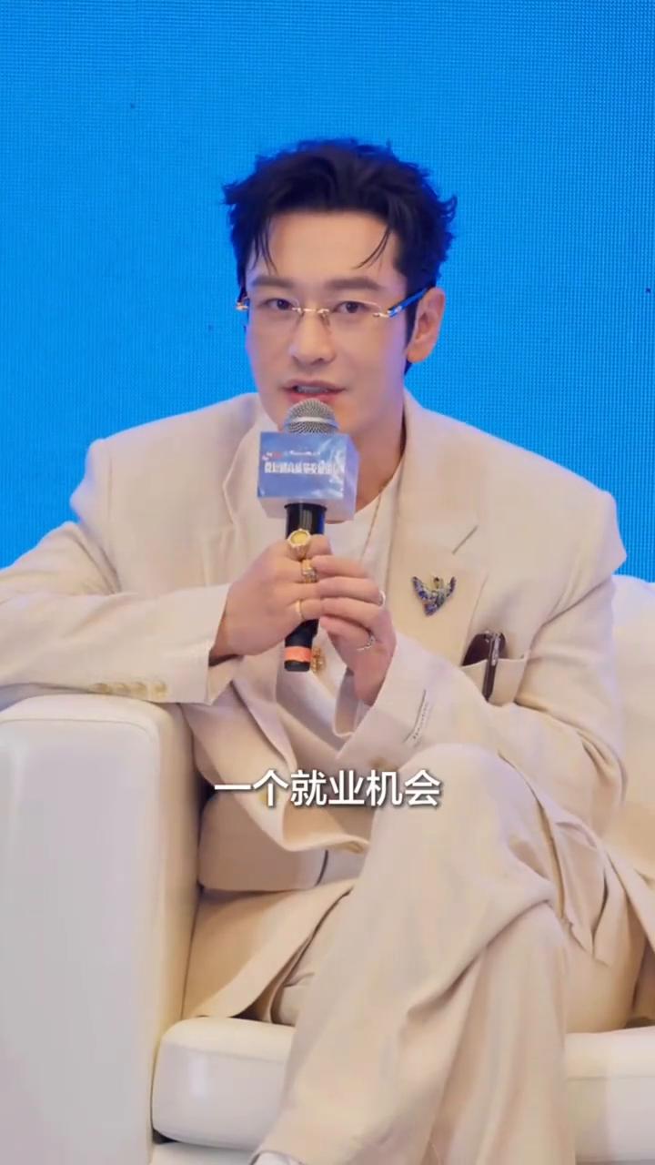 黄晓明，炳璨文化创始人，中国电影家协会副主席。
谢谢微短剧给很多行业的人一个就业