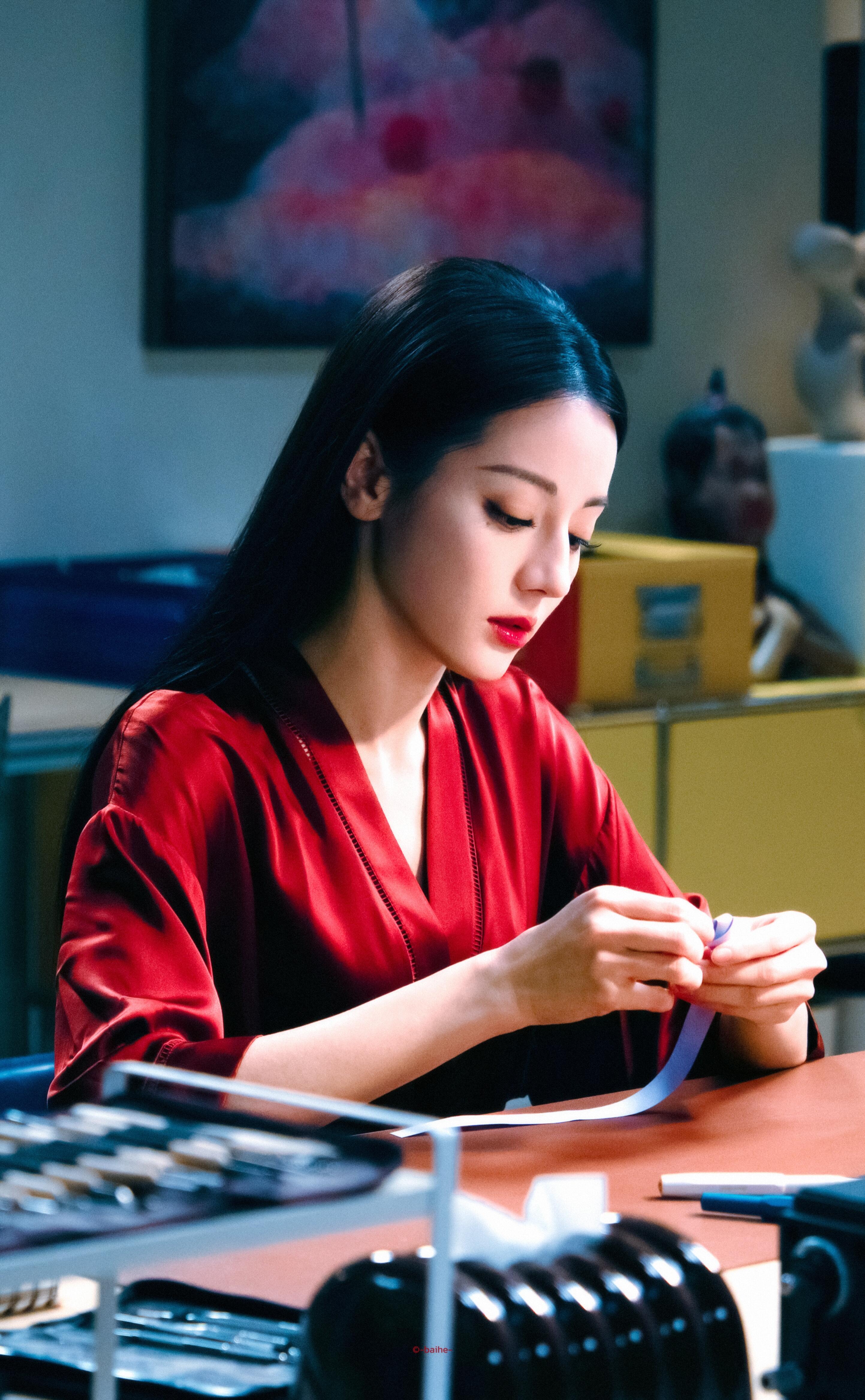 快来看黑长直性感冷艳老公姐，她今晚还有一个身份：地枭噩梦，缠头军传人疯刀罗！ 