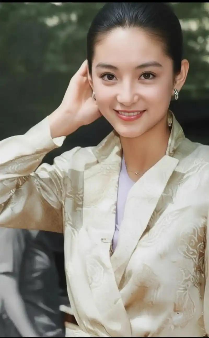 有句话说：
“女人一定要明白，除了你老公，其他任何男人主动接近你，找你聊天也好，