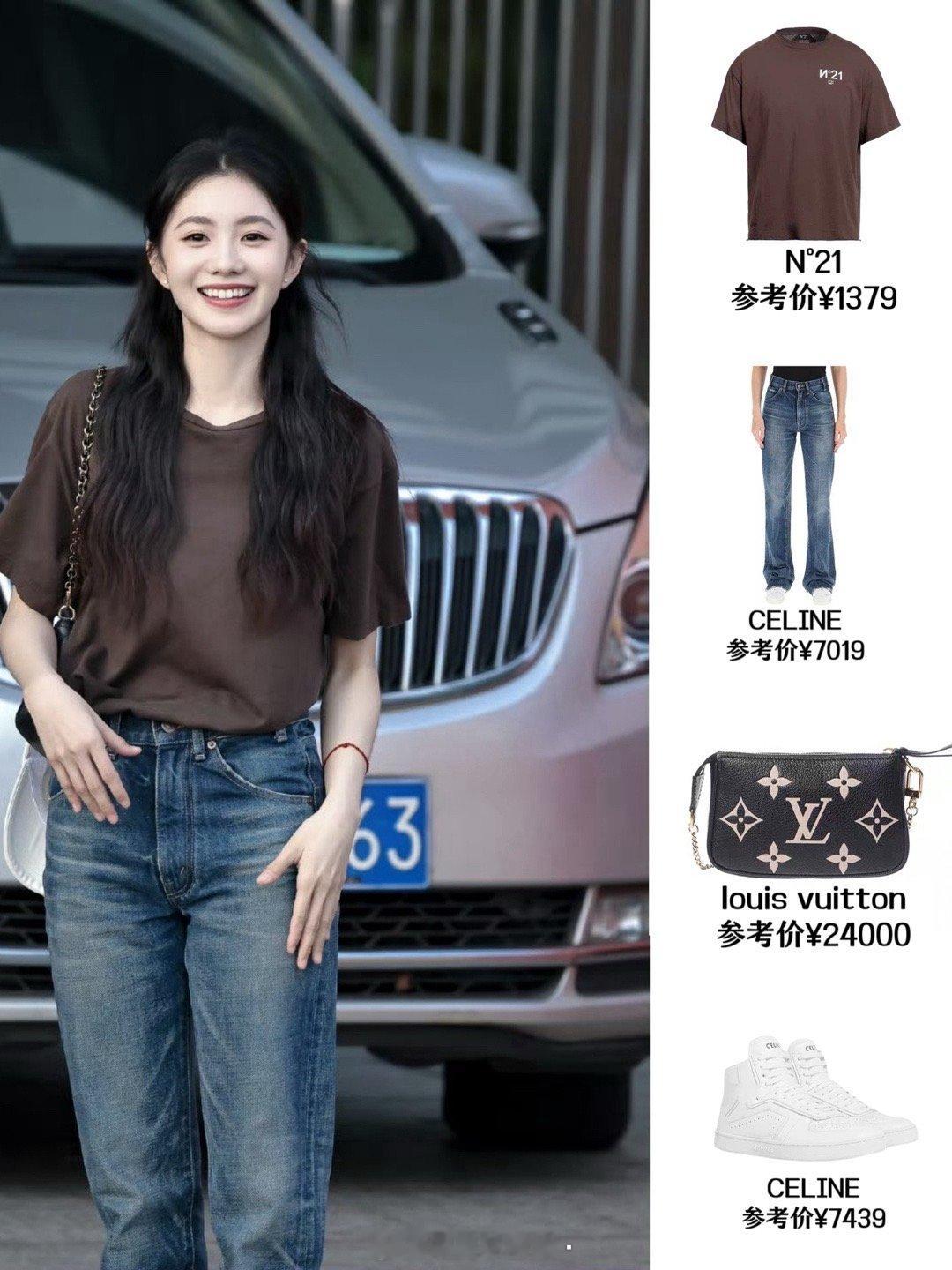 #刘浩存[超话]# 翻到刘浩存的一组私服，棕色T恤配牛仔裤与小白鞋，hin普通的