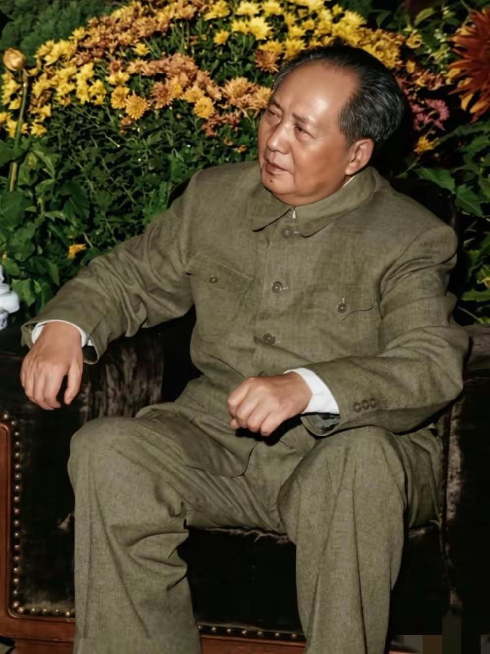 这幅经典的中年毛主席坐像，领袖身着挺括中山装，斜坐椅中，气度沉稳如山。面容刚毅从