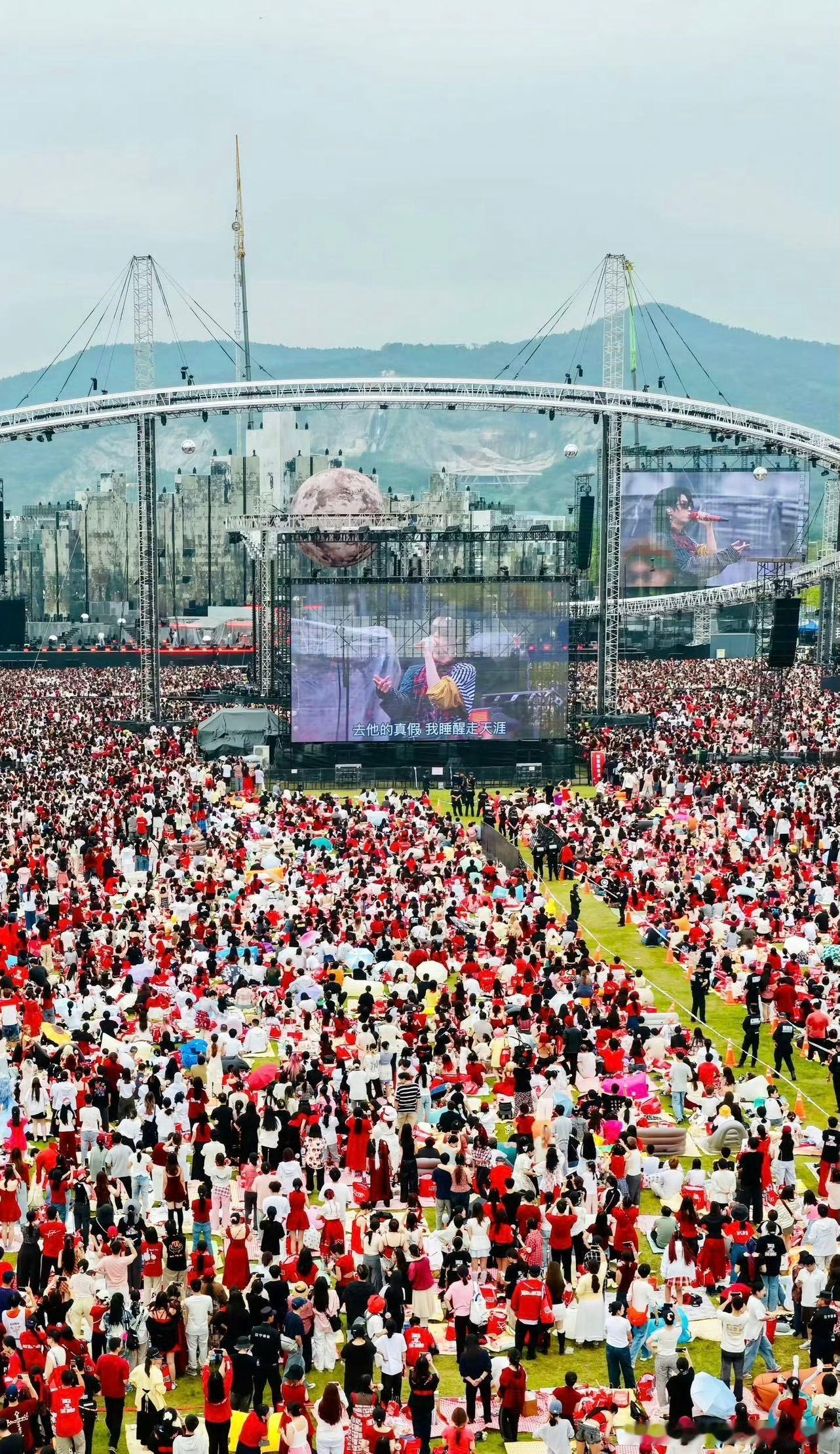 华晨宇曾2天带动南京汤山21万客流国庆假期华晨宇连开三场演唱会，两天为汤山带来2