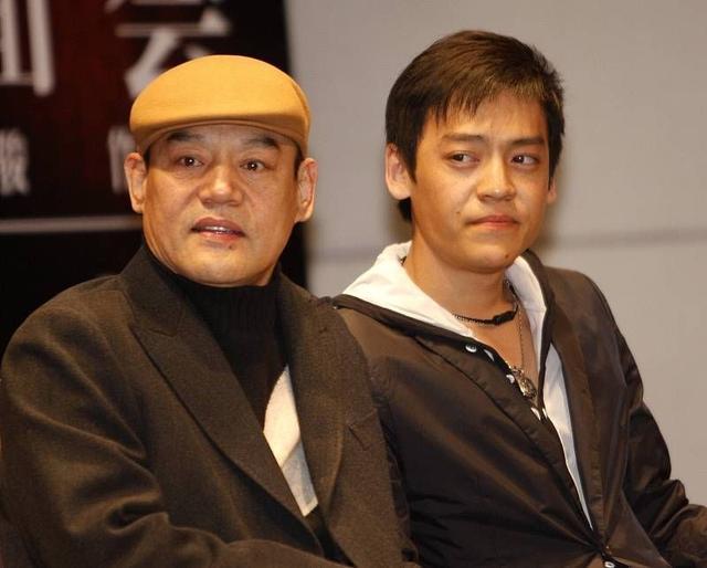 2000年，国家一级演员巍子将自己的儿子王紫逸送到美国留学，结果这一选择却让他后