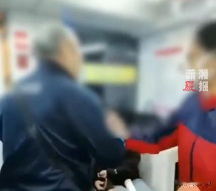 “为老不尊！”江苏南京，一老人仗着自己年纪大，强行让一名孕妇给他让座，见到孕妇没