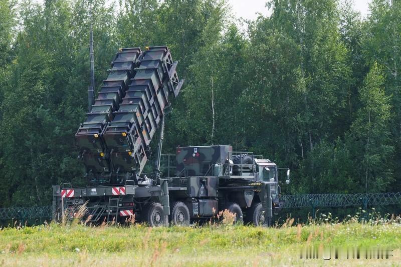 爱国者导弹从美国远赴日本，其命运之旅迎来新转折。起初，美国授权日本生产，三菱重工