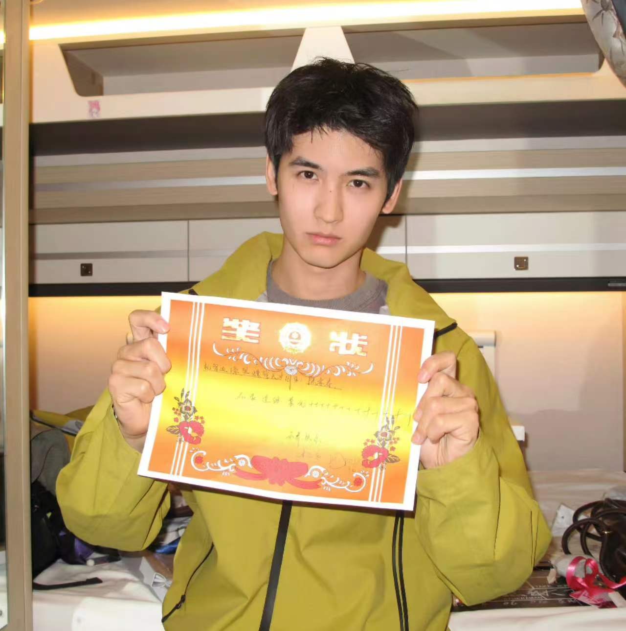 黄俊捷邢菲一秒入戏搞抽象我乐个神落村杀青vlog脚本是ai写的 黄俊捷你杀青都不