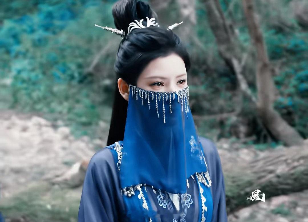 张予曦穿的越仙抽人越狠张予曦真的把掌月使演活了！仙美的长裙造型温柔到极致，打戏却