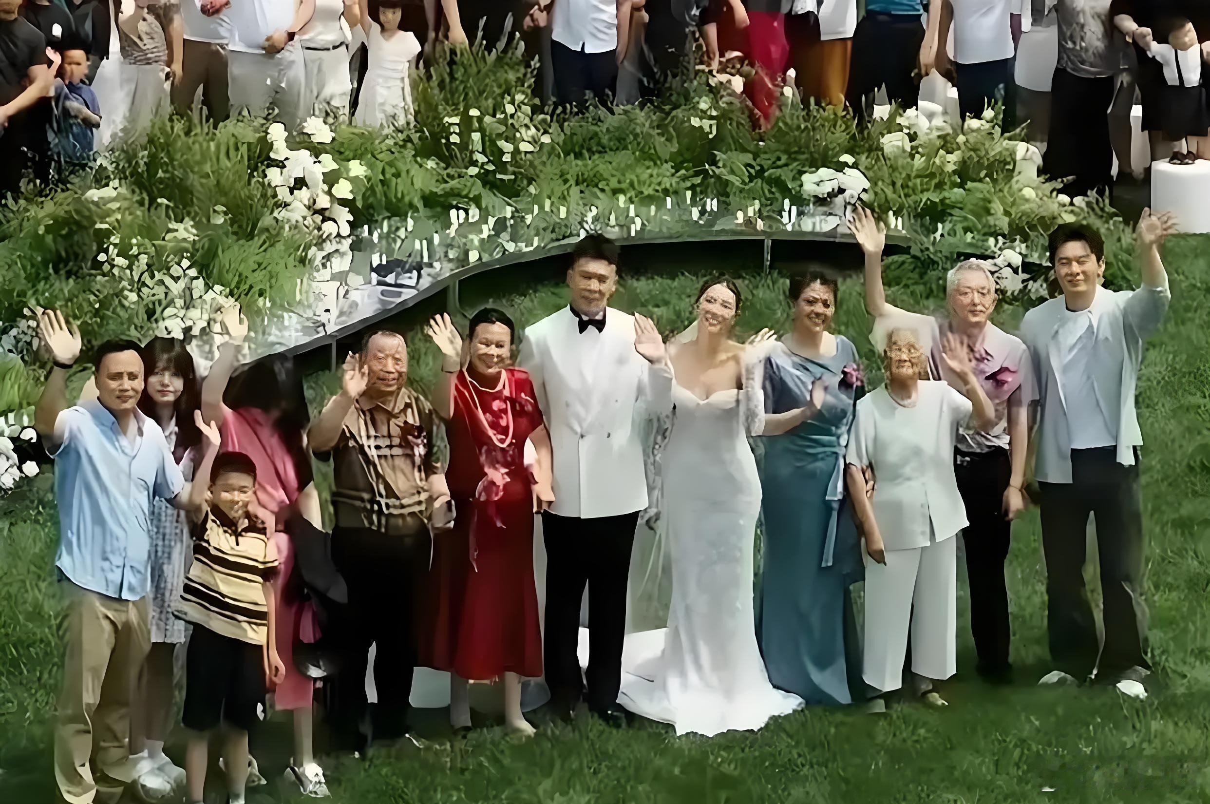 李晨低调送嫁小18岁同父异母亲妹，重组家庭合照曝光，网友：难得一点都不拧巴。 