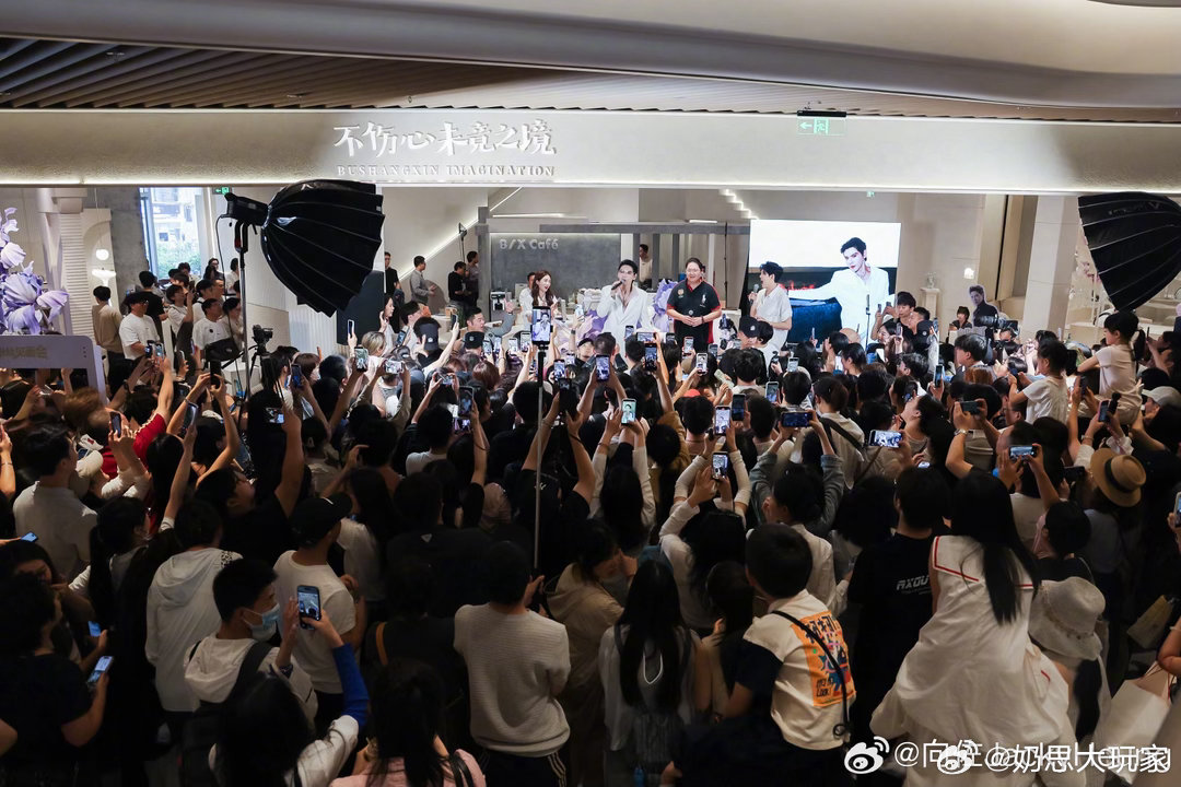 向佐口碑向佐向佑关系大众对向佐的好感度不断提升，佐佑兄弟的暖心互动功不可没。向佑