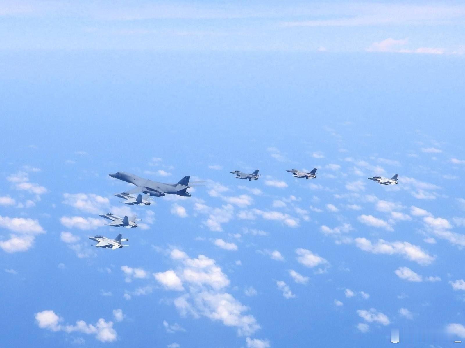 4月29日，美国太平洋空军与菲律宾空军举行“联合空中巡逻”。美军1架B-1轰炸机
