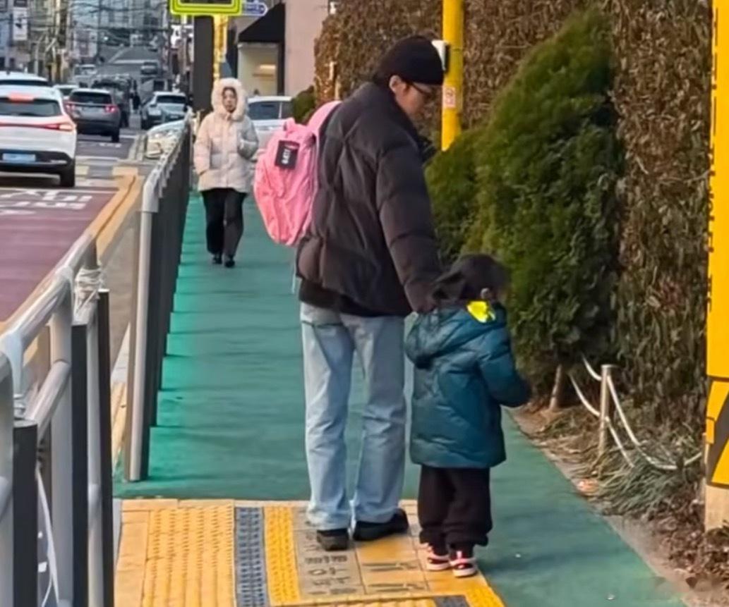 偶遇金钟大送孩子上幼儿园之前我觉得他结婚就结婚吧，但我现在他凭什么啊到底凭什么啊