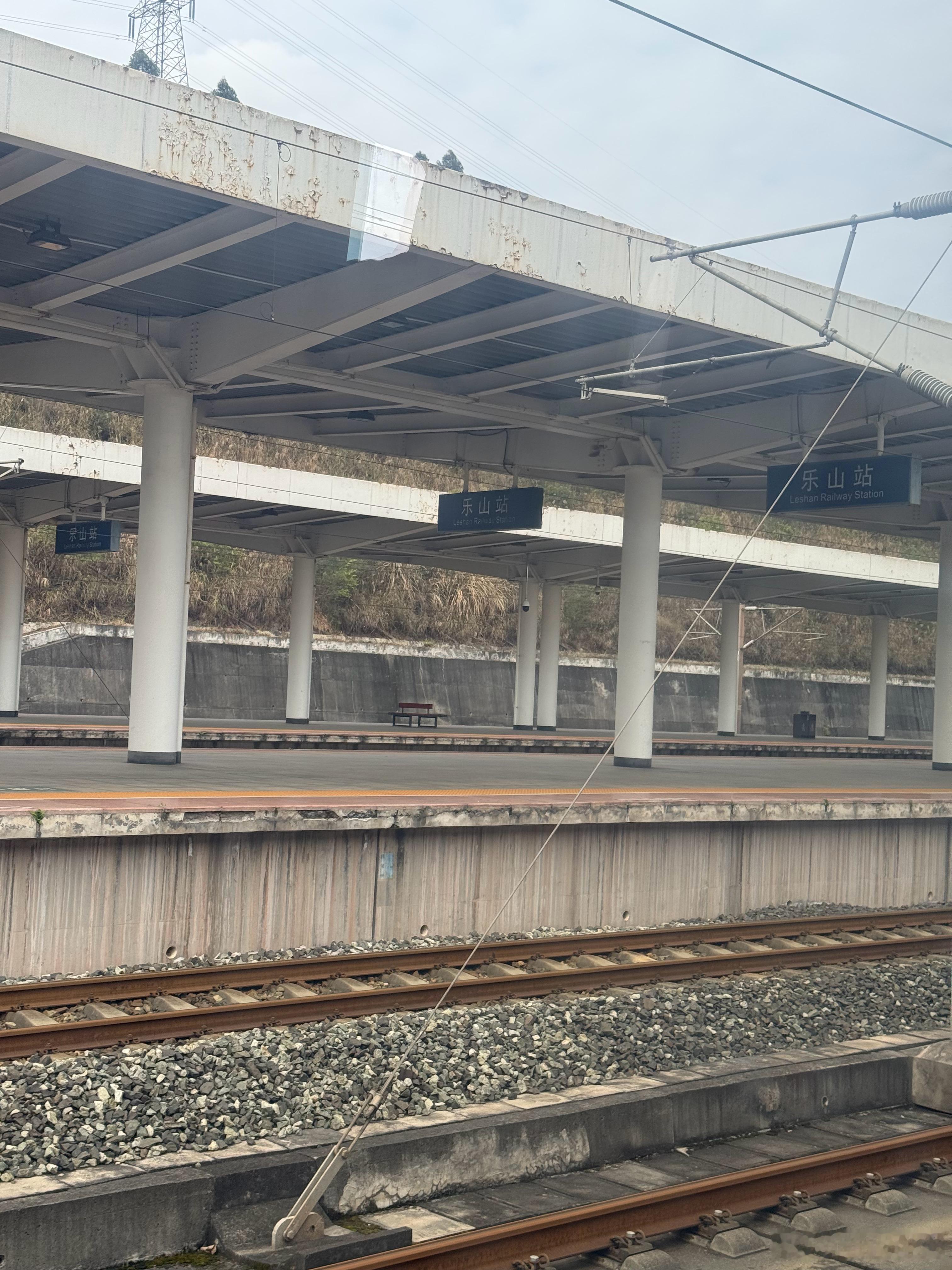 又是压哨赶上高铁，衣服湿透了 