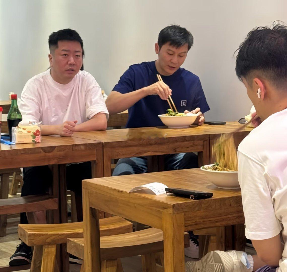 曾经的巨星也没落了，居然也吃10来块的廉价包子面条。 