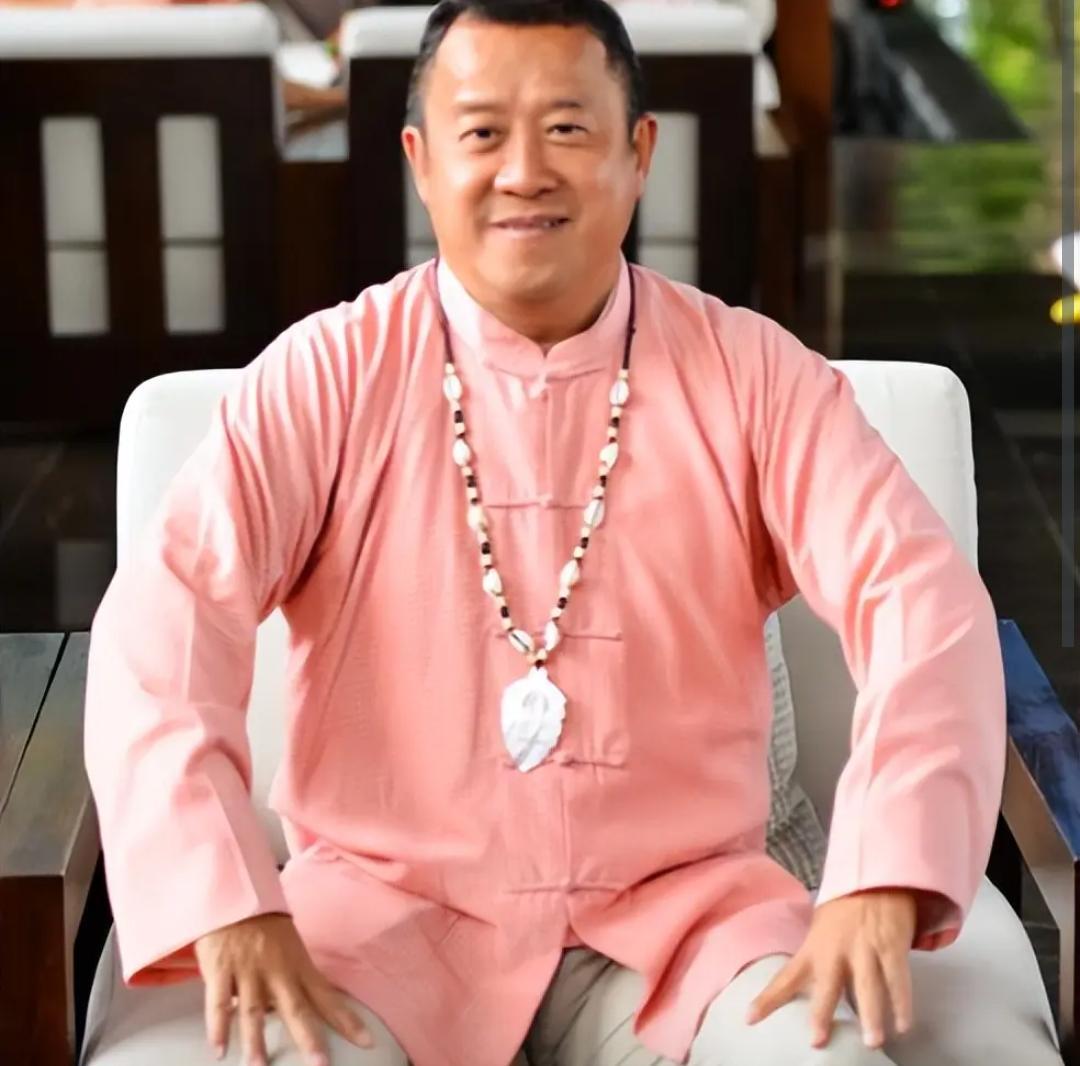 曾志伟73岁大寿席开60桌，子女齐聚罕见同台，邱淑贞穿着素雅现身
娱乐 明星