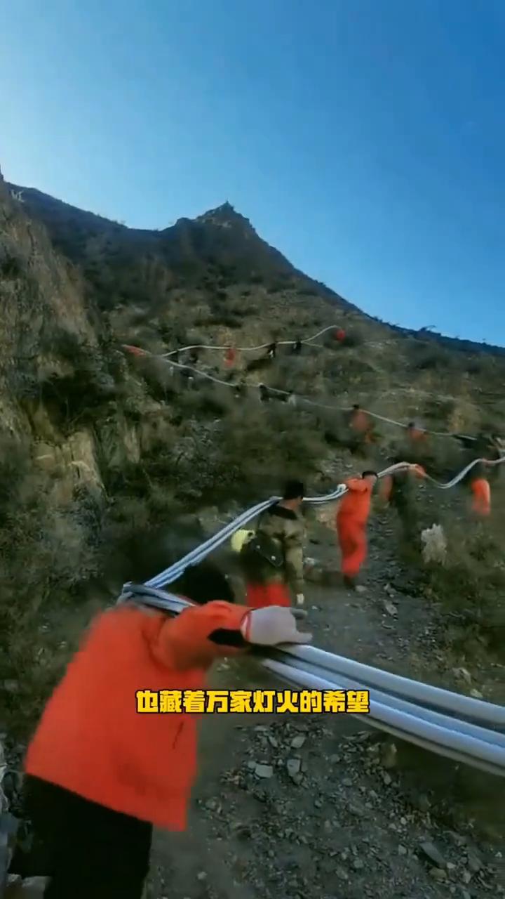 拿命守护万家灯火，高空电工太不容易了。
这是世界上最危险的工作之一，高压电工。在
