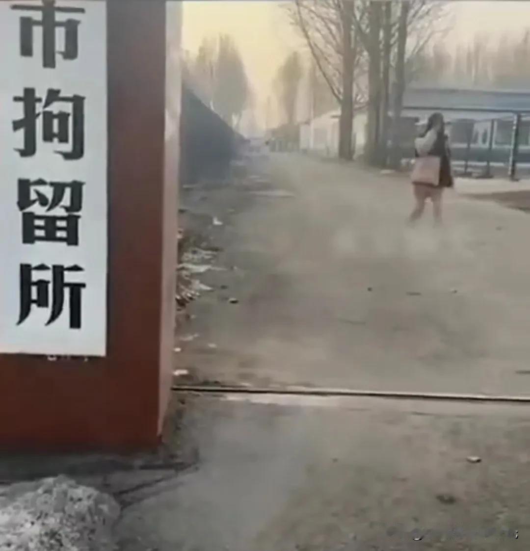 从她鞋子来看就知道不是摆拍