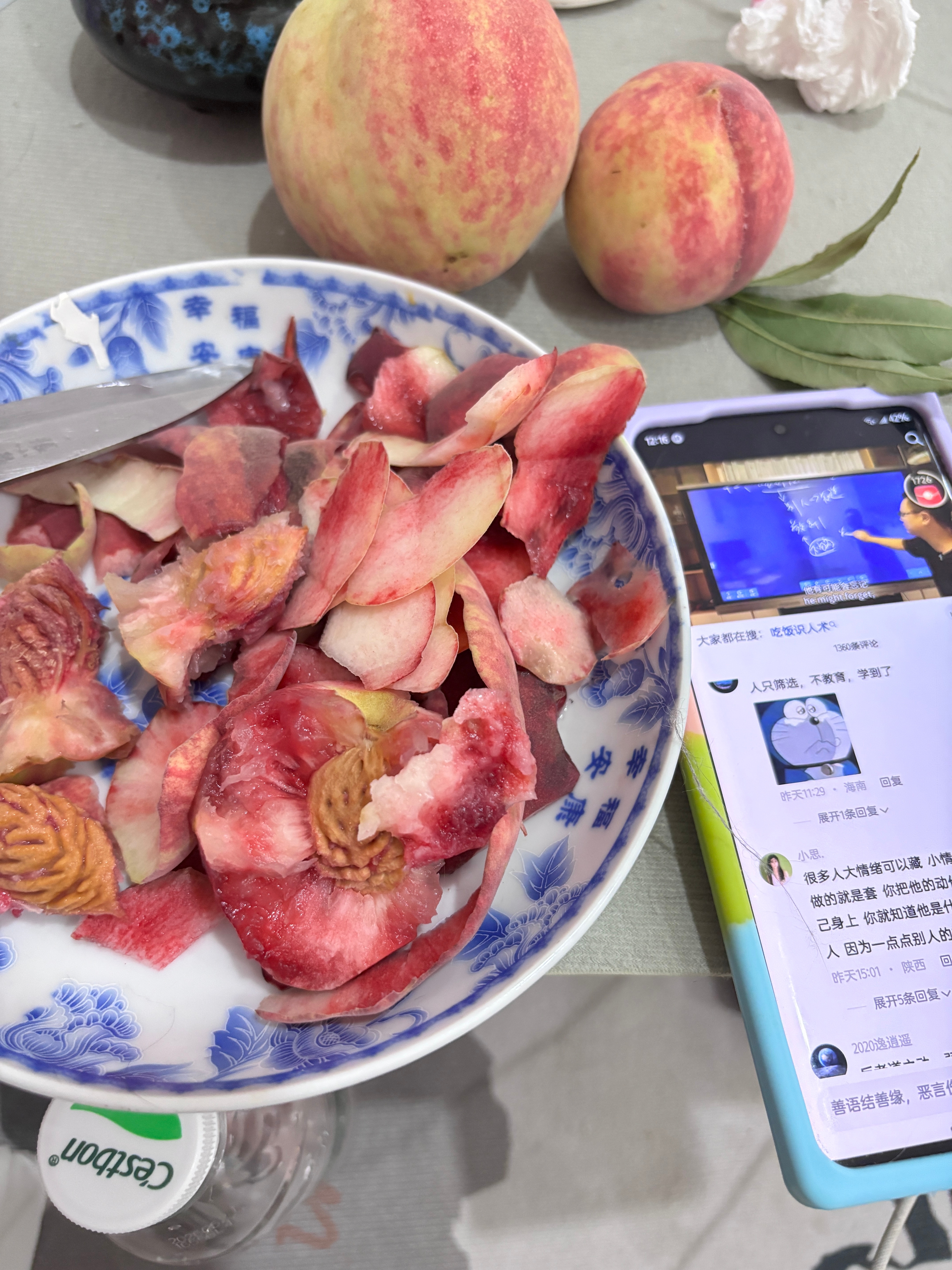 给我馋死了，半夜爬起来吃桃子