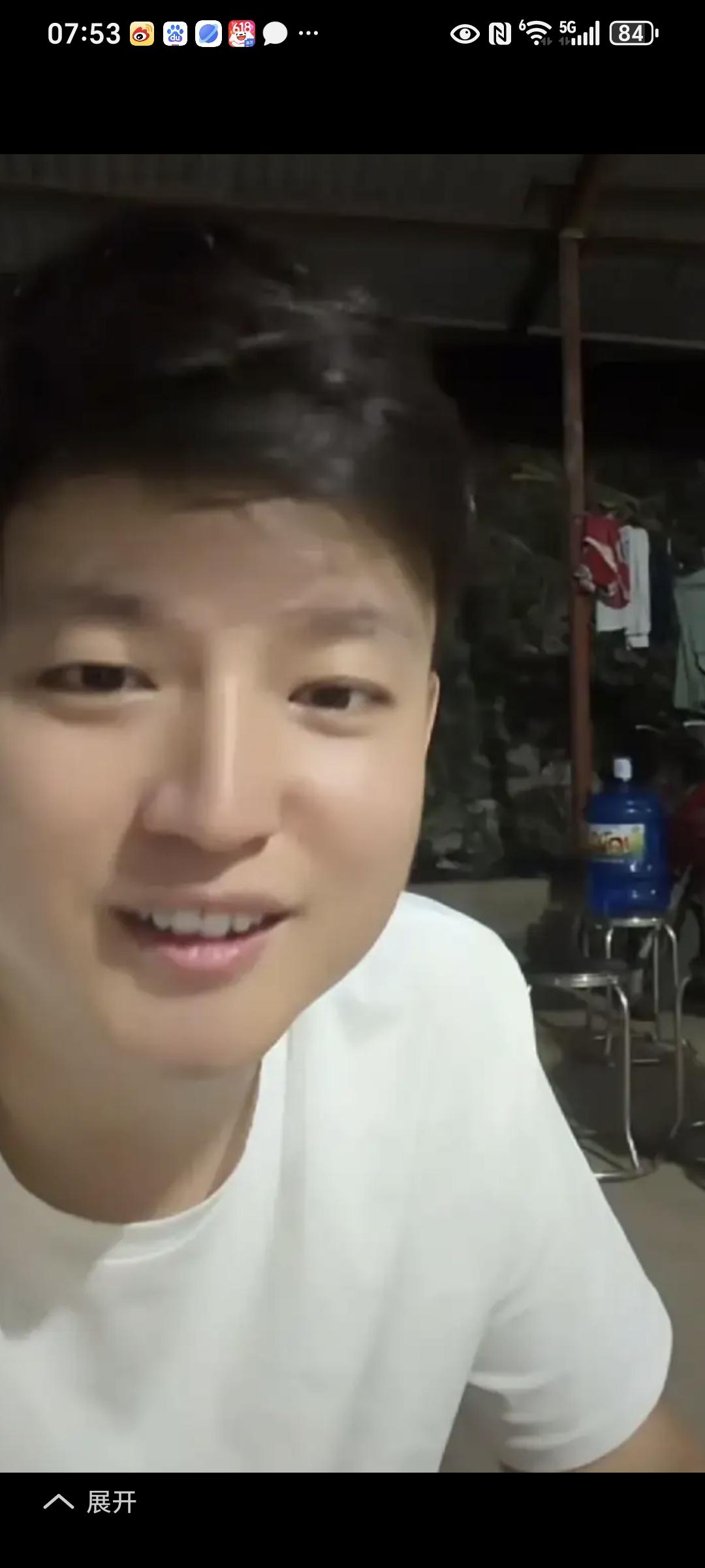 ​小松辟谣，所谓的“一帆阿姨”打赏几十万，他只收到五六万，这是真的吗？
小松坦言