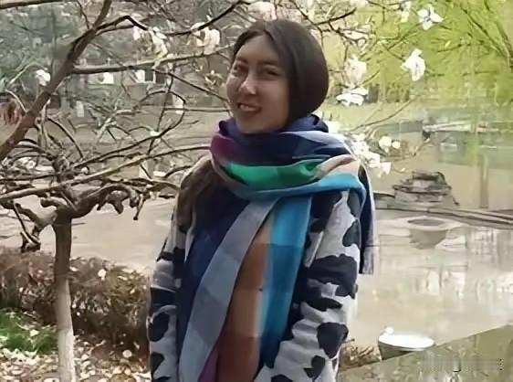 春天的围巾
贾浅浅
​​
玉兰开了
一朵一朵
挂在枝桠上
像我笑出的牙
​​围巾