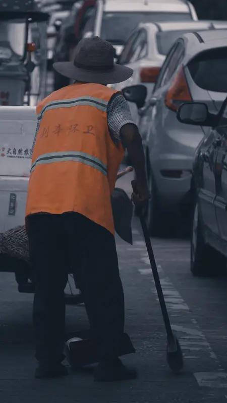 你瞧瞧，大街上真正扫马路的，有几个是在编的环卫工呢？基本都是上了年纪的临时工。但